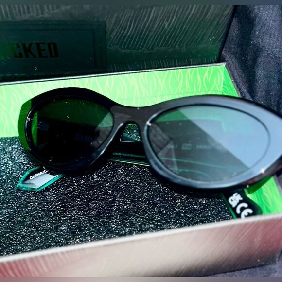 NEW Wicked x Foster Grant Sunglasses Collection Sunnies Positively Green Elthaba - Picture 10 of 12